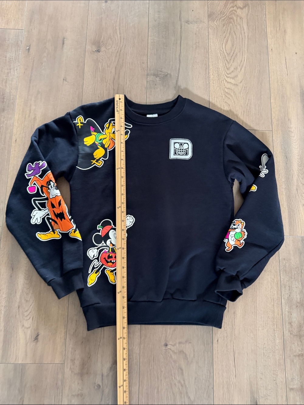 Disney Parks 2022 Halloween Trick or Treat Mickey and Friends Sweatshirt Size S - Picture 12 of 12